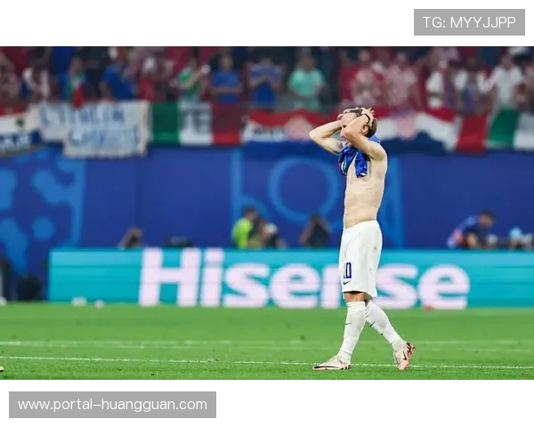 终场哨响，克罗地亚老将莫德里奇跪地掩面